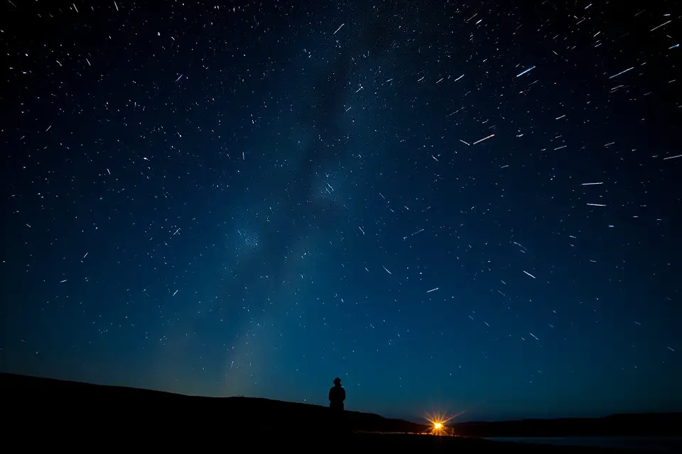 vibrant shooting stars display